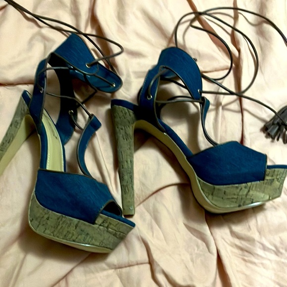 Woman/ Heels - Picture 1 of 8